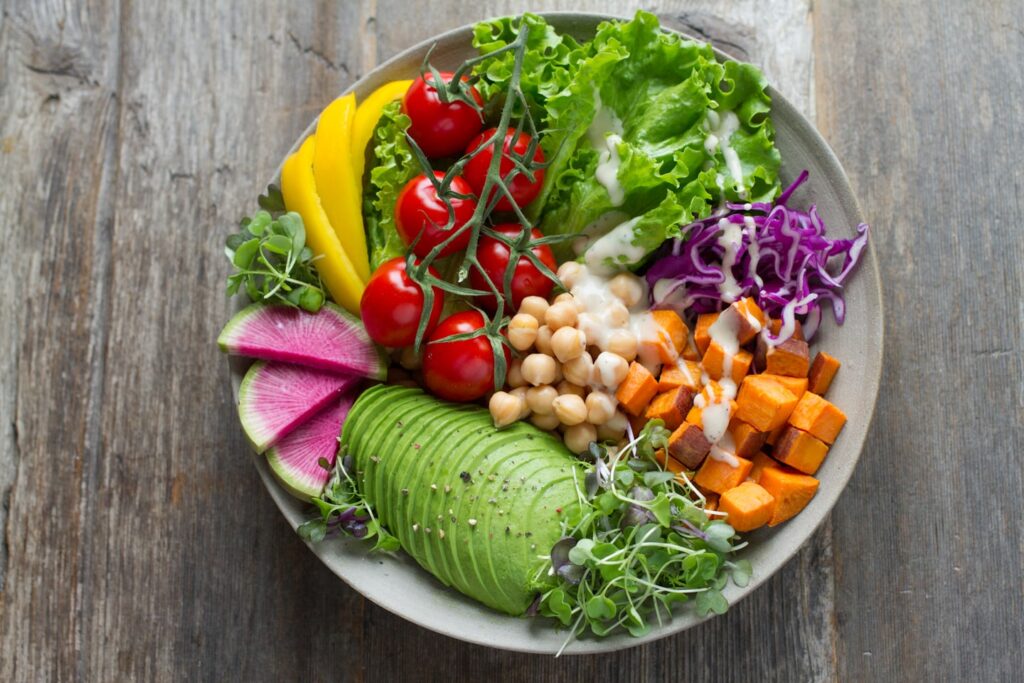 Healthy weight loss tips with balanced plate of vegetables and whole foods